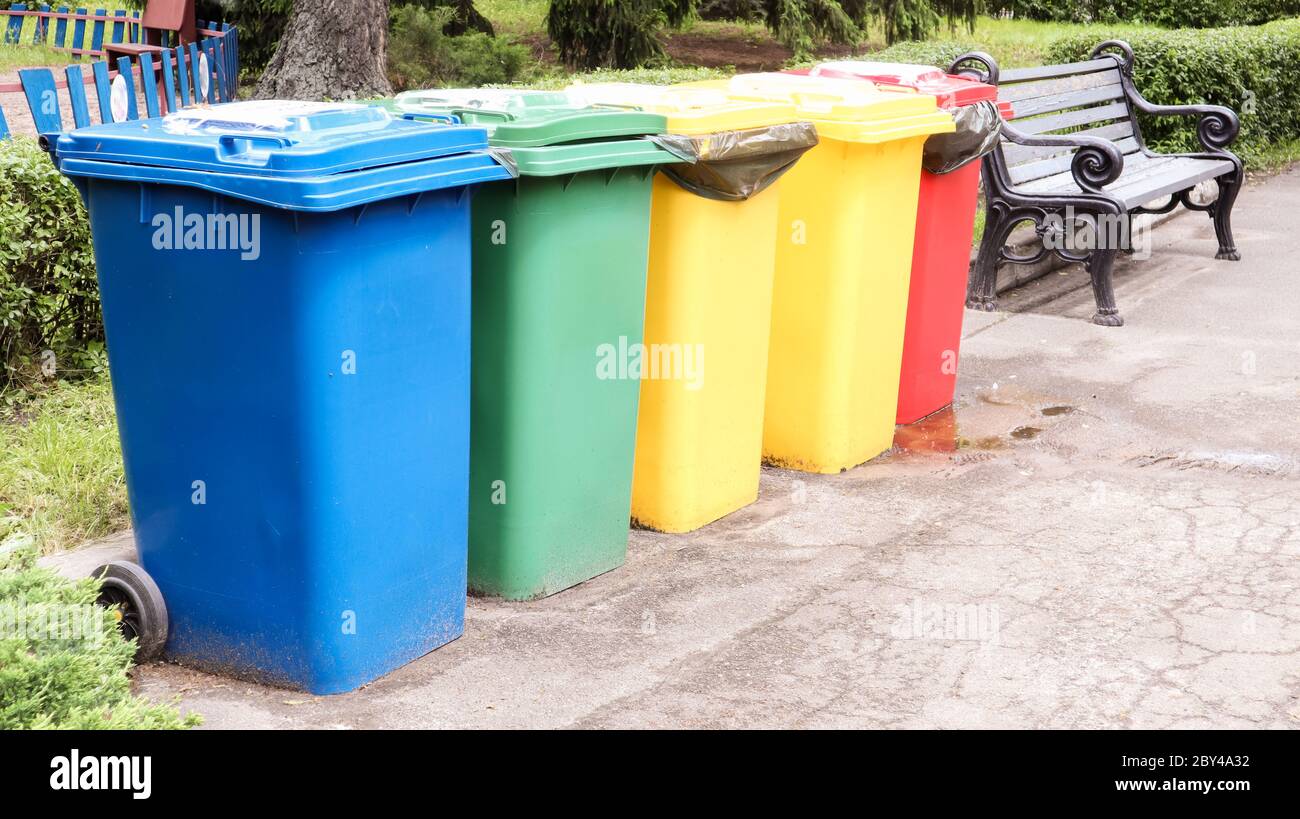 Conteneurs séparés pour la collecte des ordures dans le parc. Poubelles de rue multicolores dans la rue. Conteneurs collecte sélective des déchets. Envir Banque D'Images