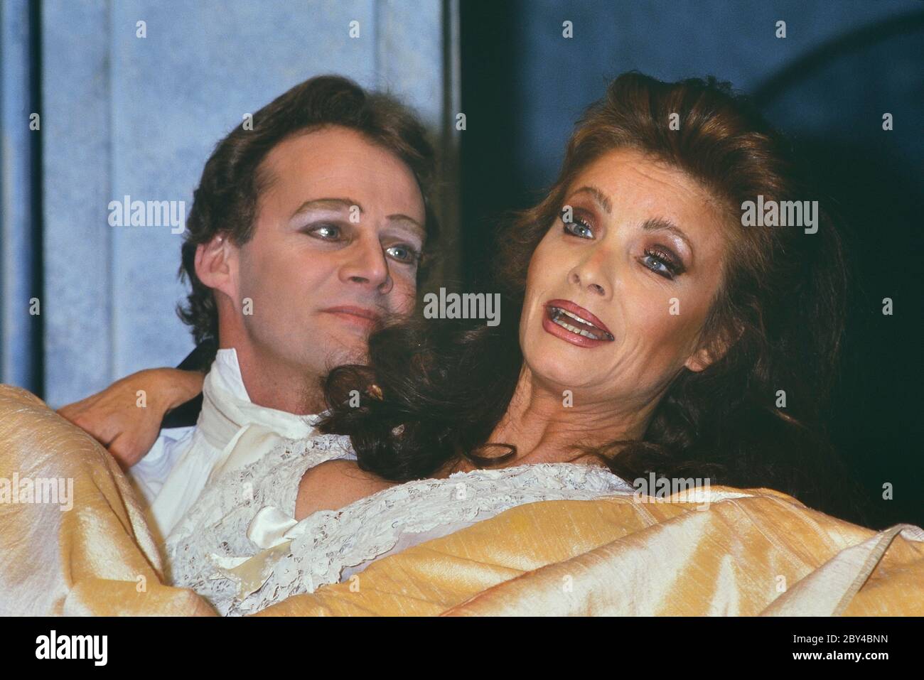 Kate O'Mara sur scène jouant Berinthie et Richard Heffer jouant Loveless dans la pièce de John Vanbrugh, 'The rechutes,' au Mermaid Theatre à Londres, Angleterre 1988-89 Berinthie Banque D'Images
