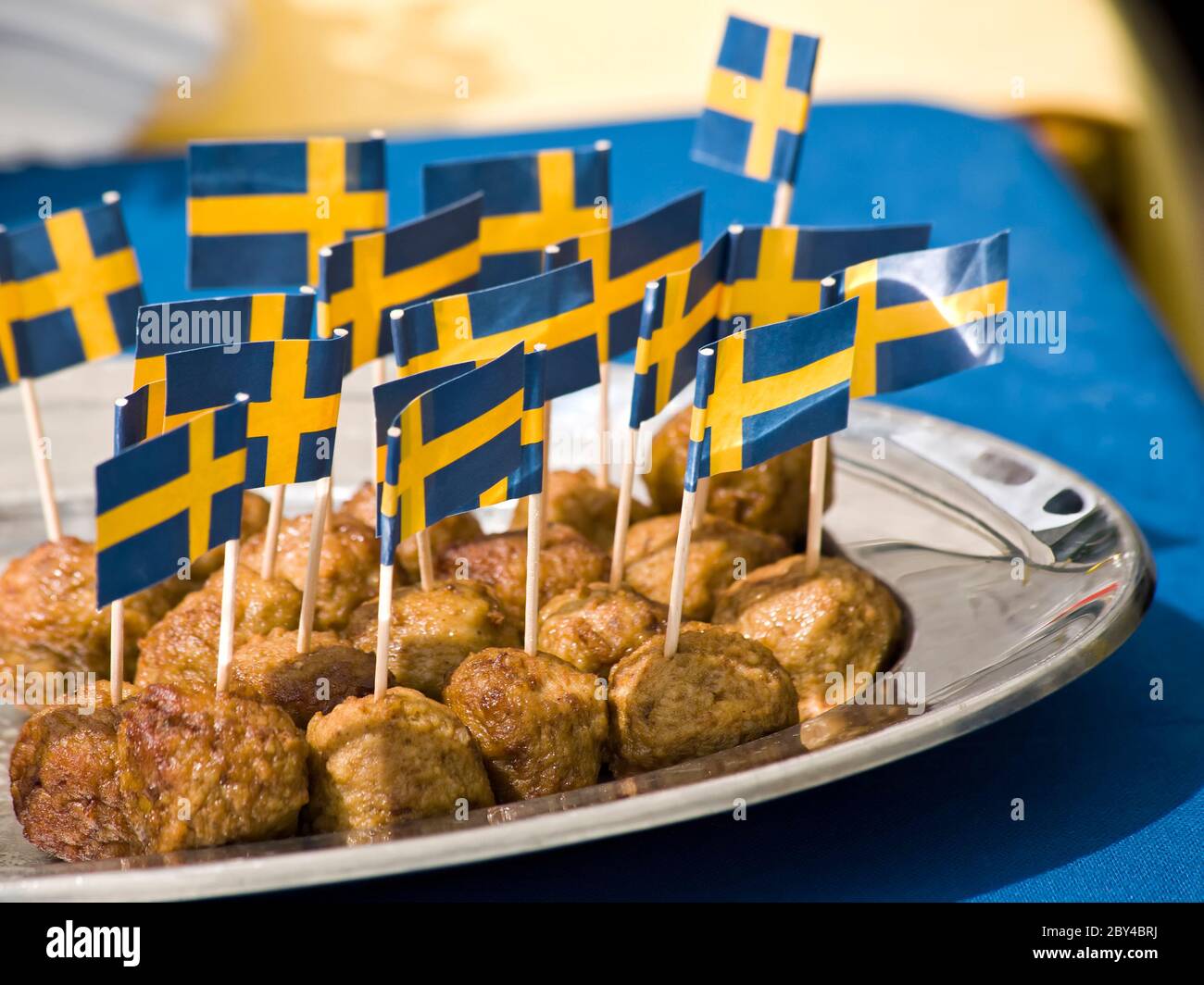 boulettes de viande avec drapeaux suédois sur des cure-dents sur un plateau Banque D'Images