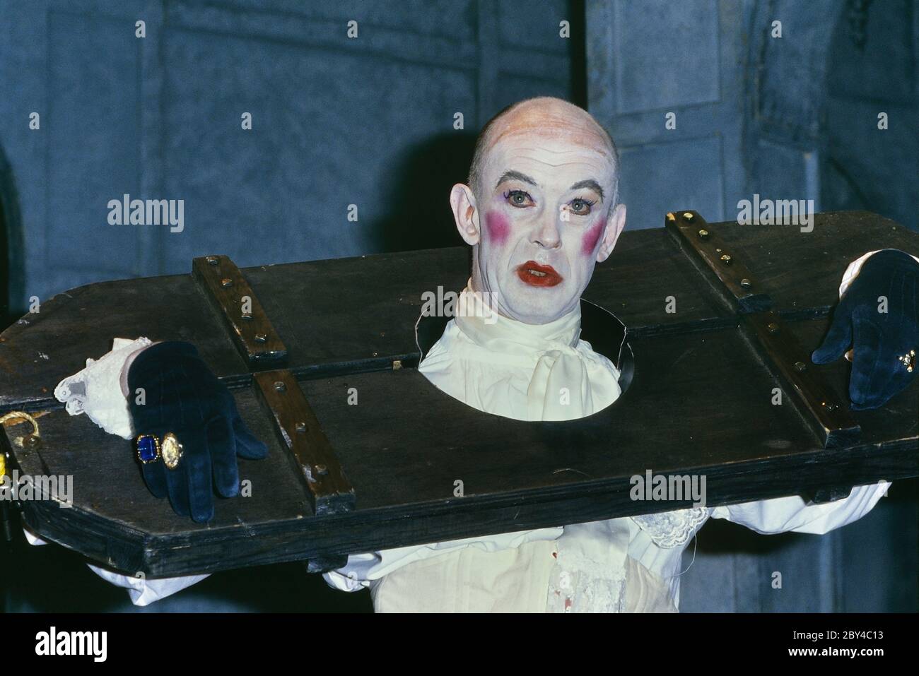 Roy Marsden acteur sur scène jouant Lord Foppington dans la pièce de John Vanbrugh, 'The rechutes,' au Mermaid Theatre à Londres, Angleterre 1988-89 Banque D'Images