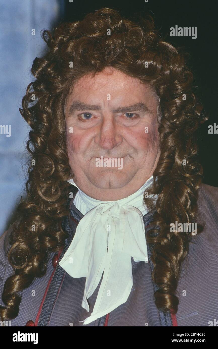 Peter Adamson, acteur sur scène jouant Sir Tunbelly Clumsey dans la pièce de John Vanbrugh, 'The rechutes,' au Mermaid Theatre à Londres, Angleterre 1988-89 Banque D'Images