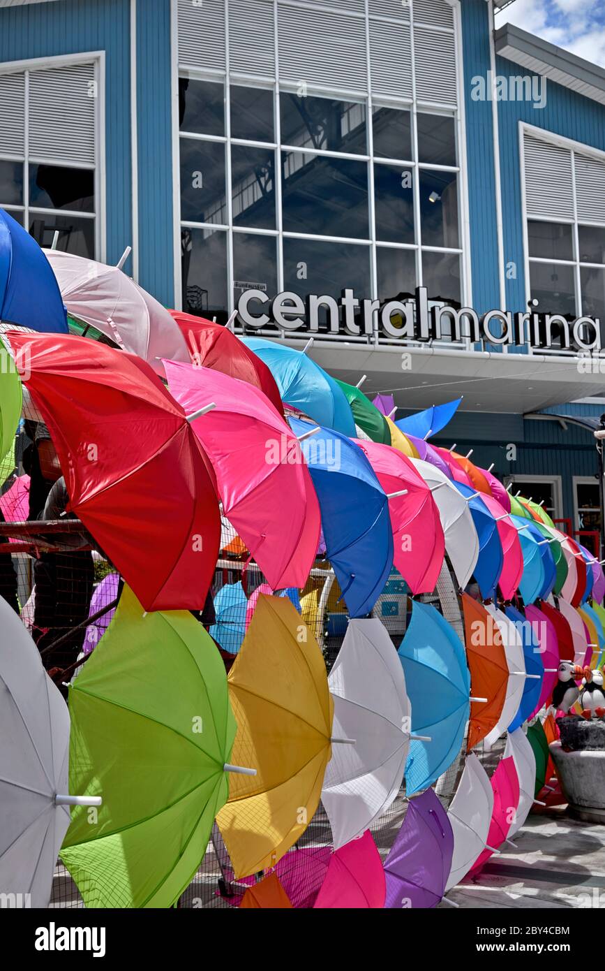 Parasols colorés pour célébrer le poste Covid 19 verrouillage réouverture à l'entrée du centre commercial Central Marina Pattaya Thaïlande Banque D'Images