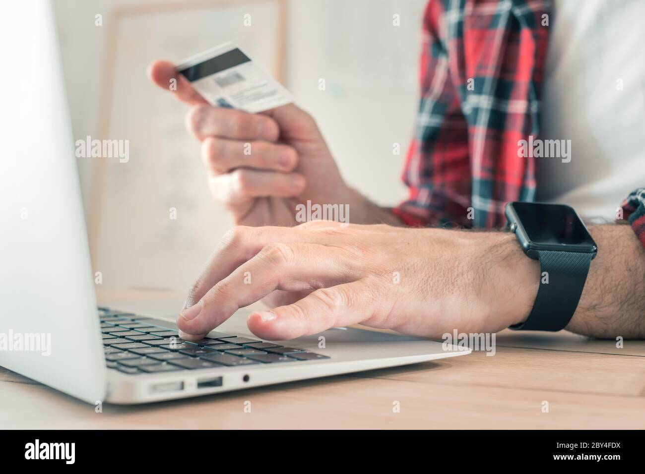 Freelance shopping en ligne avec ordinateur portable et carte de crédit de petite entreprise à domicile bureau, sélectif foyer Banque D'Images