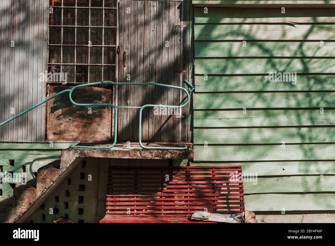 Ancien hangar avec mur de briques peint en vert pâle, exemple d'architecture dans les marines de la région du Danube Banque D'Images