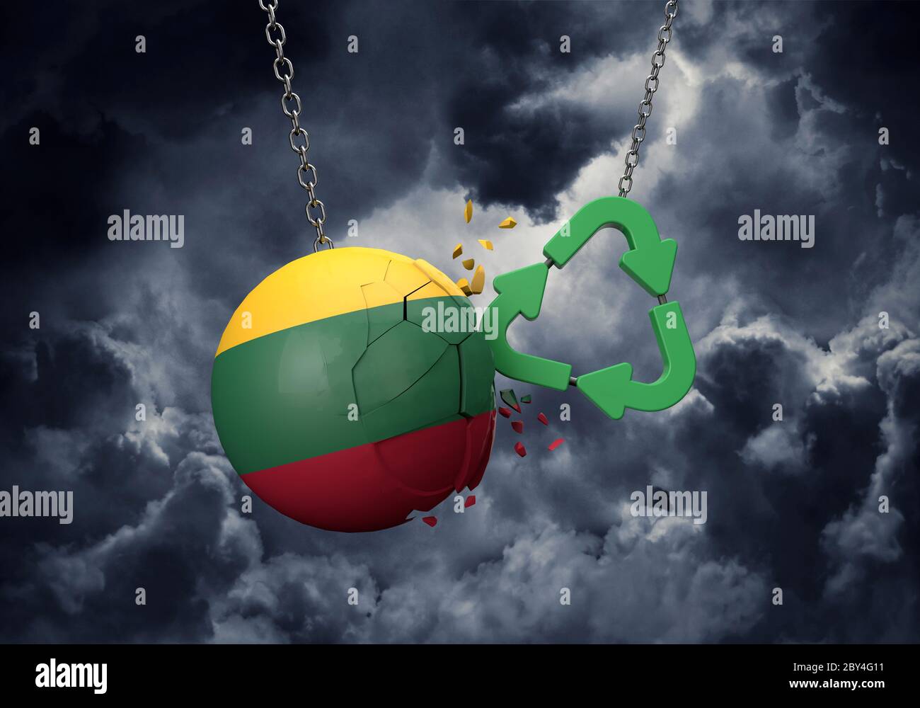 Symbole de recyclage vert s'écrasant dans une boule de drapeau de Lituanie. Rendu 3D Banque D'Images