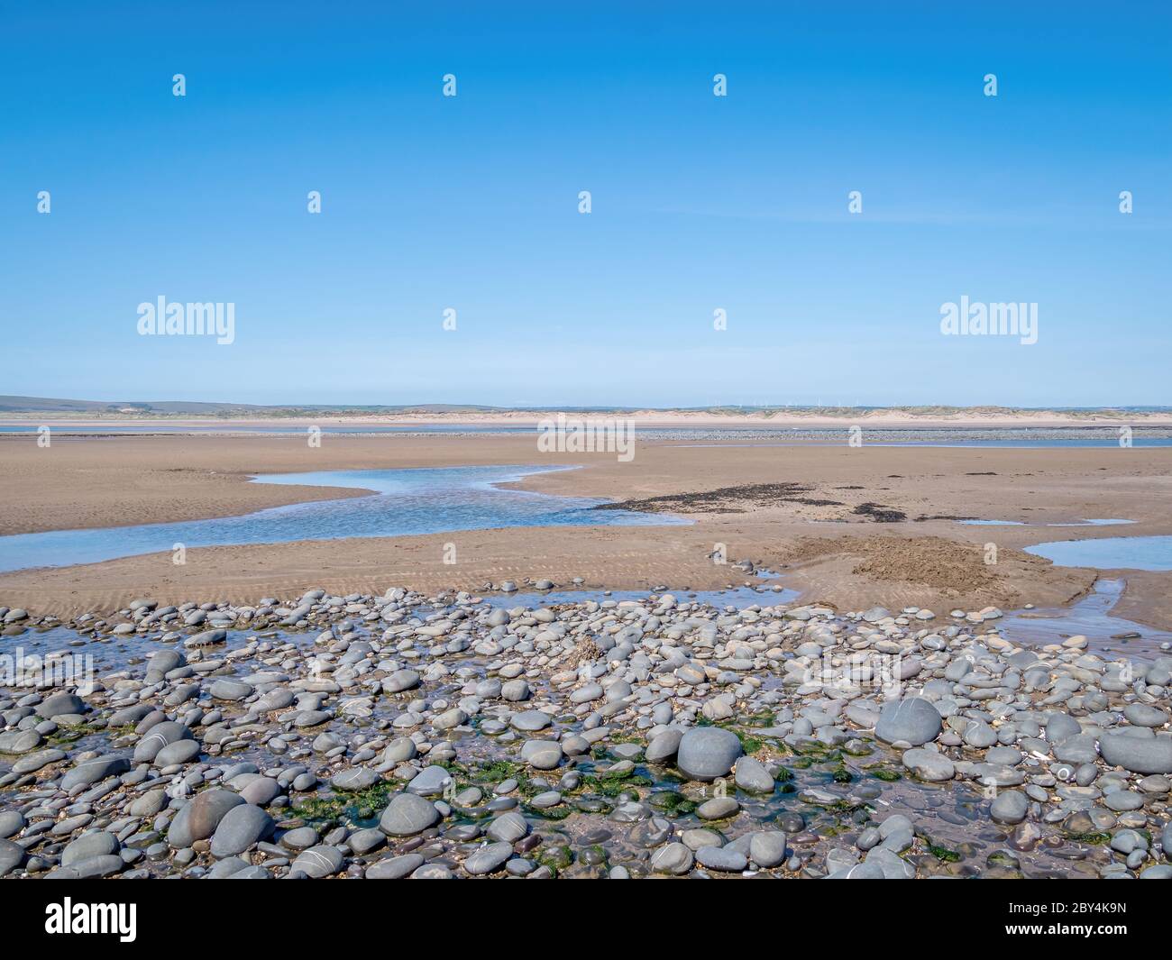 Vue sur les Burrows de Northam jusqu'à la rivière Torridge et l'estuaire de Taw. Cailloux et sable. Marée basse. Paysage pittoresque, nord du Devon. Banque D'Images