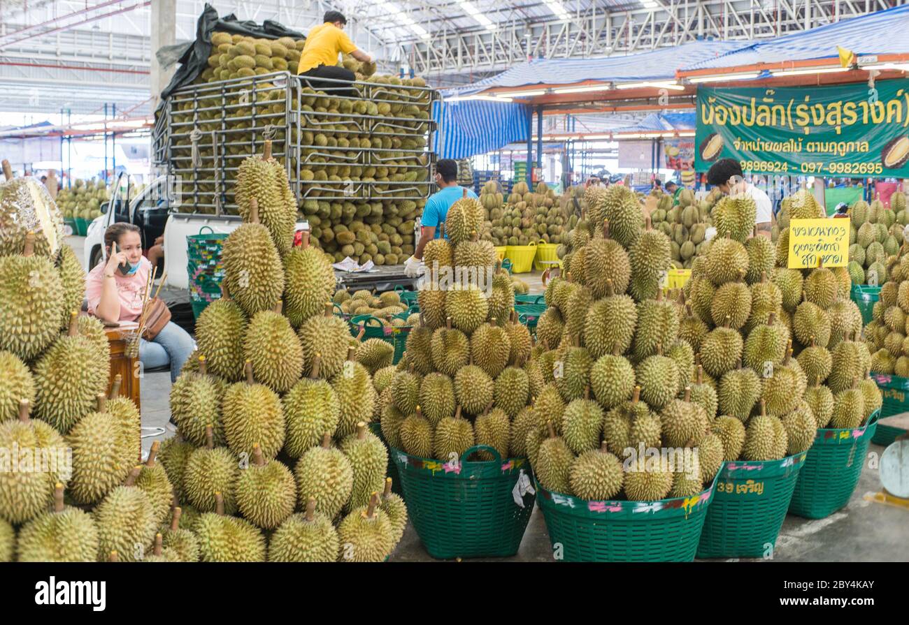 Les duriens inondaient le marché, Bangkok Thaïlande Banque D'Images