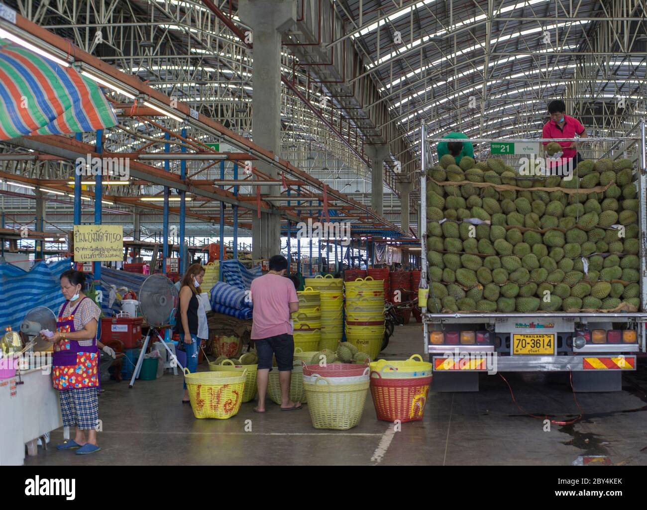 Les gens faisaient décharger les fruits duriens sur le marché, Bangkok Thaïlande Banque D'Images