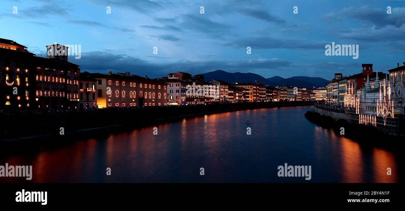 Illumination nocturne du remblai de la rivière Arno pour le festival de la Luminaria de San Ranieri. Pise. Italie. Banque D'Images