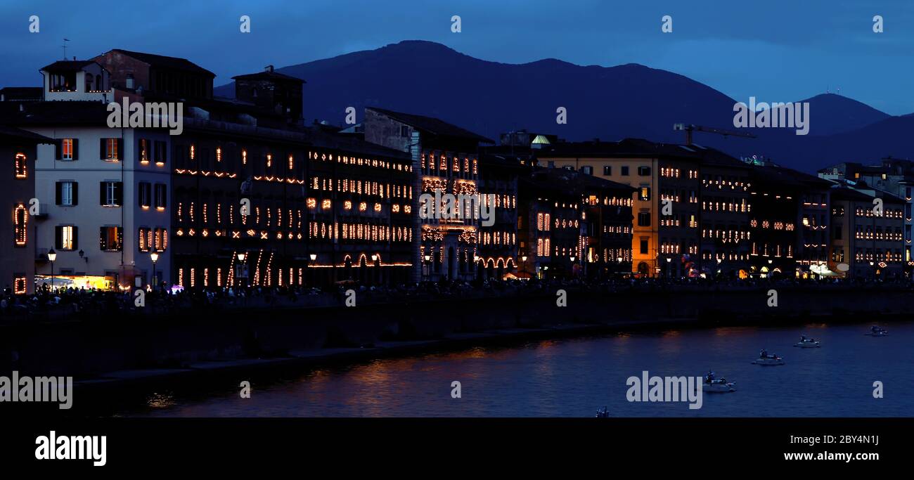 Illumination nocturne du remblai de la rivière Arno pour le festival de la Luminaria de San Ranieri. Pise. Italie. Banque D'Images