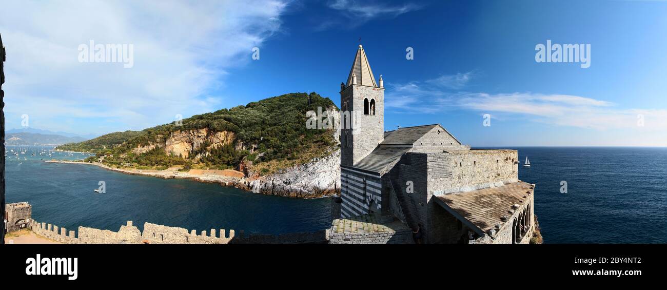 Vue panoramique sur le golfe des poètes avec l'église catholique Saint-Pierre. Portovenere. Italie. Banque D'Images