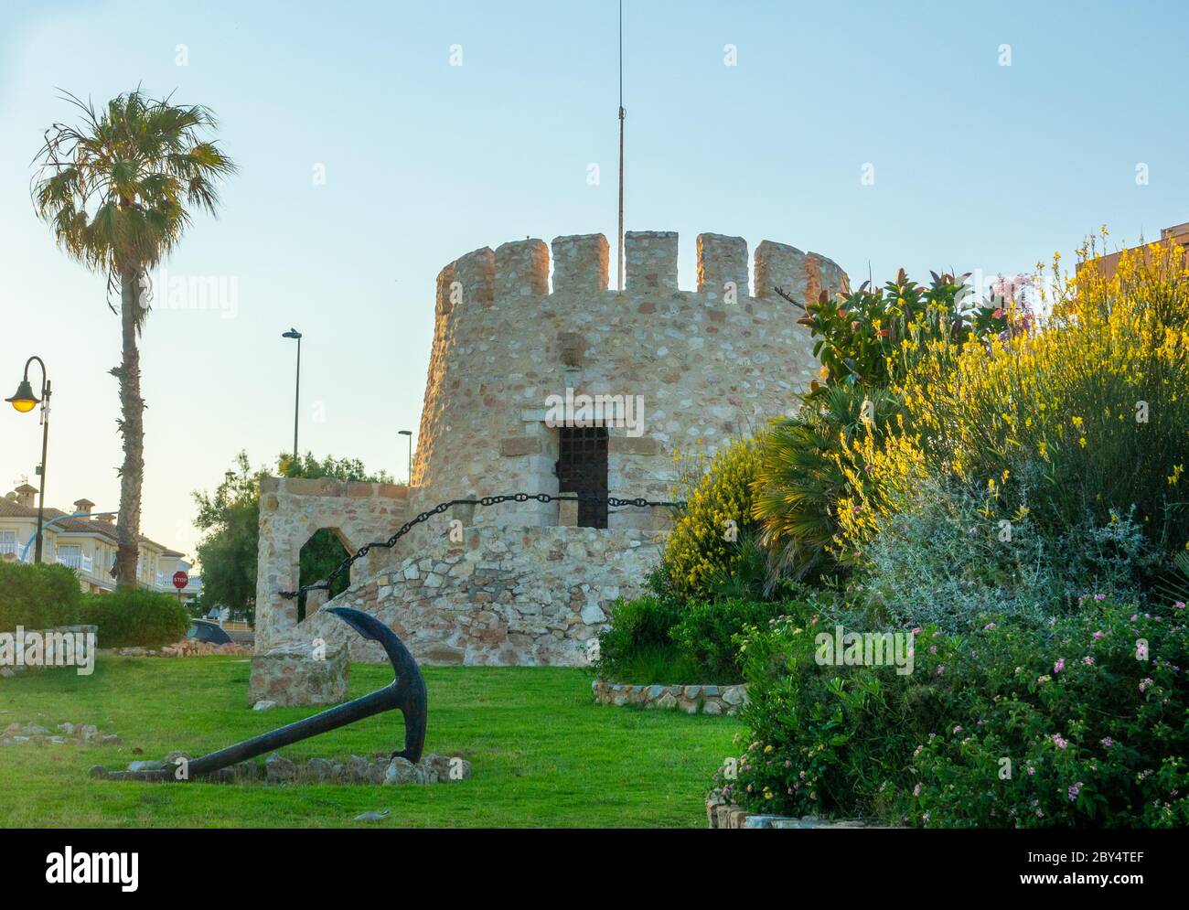 Il est le symbole principal de Torrevieja, l'ancienne Tour de la Moor construite à l'origine avant 1320. Banque D'Images