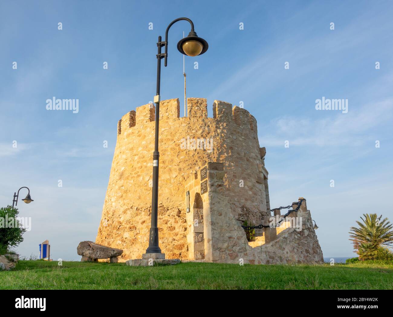 Le symbole principal de Torrevieja, l'ancienne Tour de la Moor construite à l'origine avant 1320. Banque D'Images