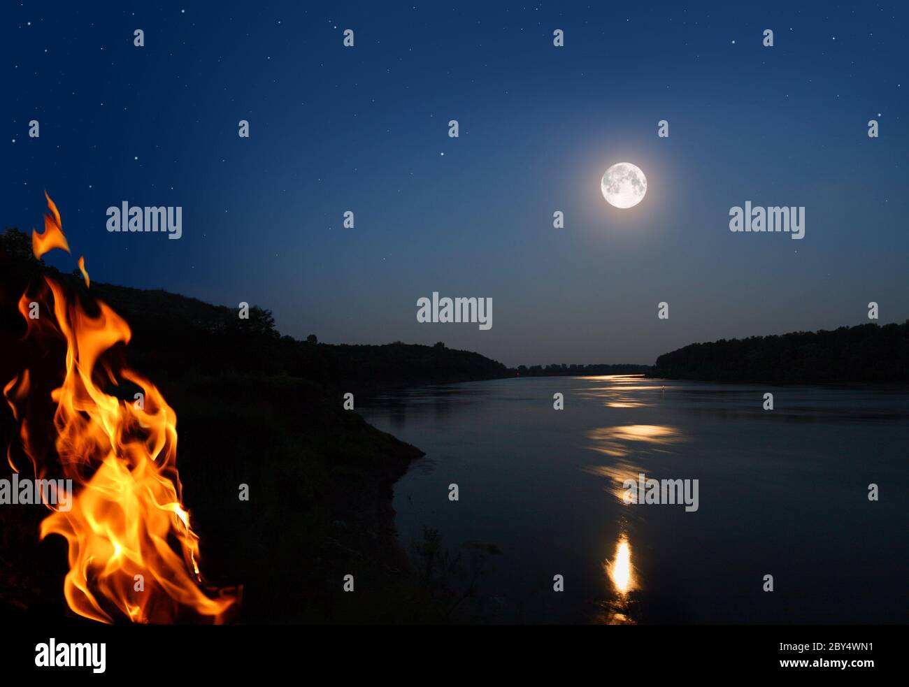 paysage de nuit avec feu de camp Banque D'Images