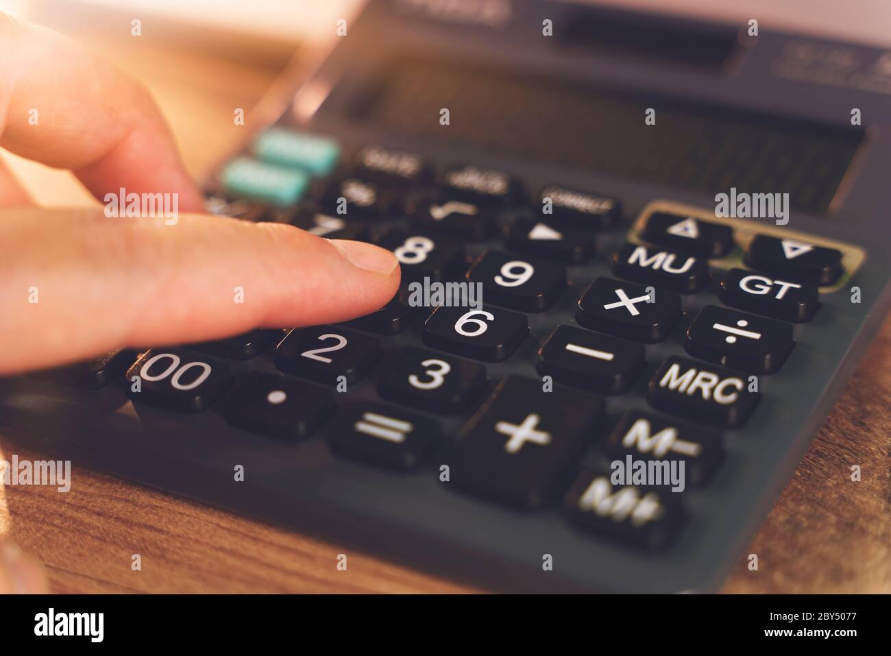 Homme d'affaires méconnu utilisant une calculatrice. Gros plan Banque D'Images