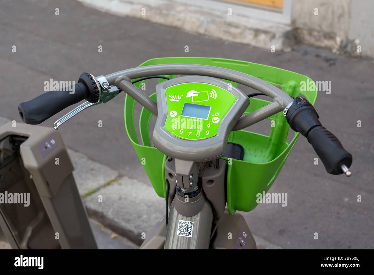 Gros plan sur un nouveau vélo partagé Velib dans une rue à Paris, France Banque D'Images