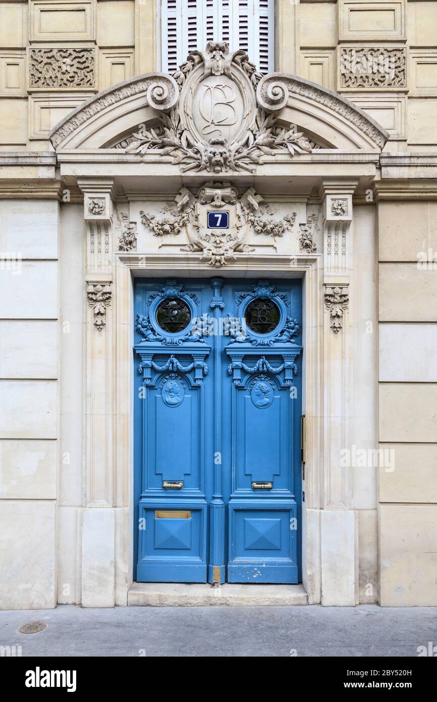 Une porte parisienne bleue ornée sur la rue de Médicis à Paris, France  Photo Stock - Alamy