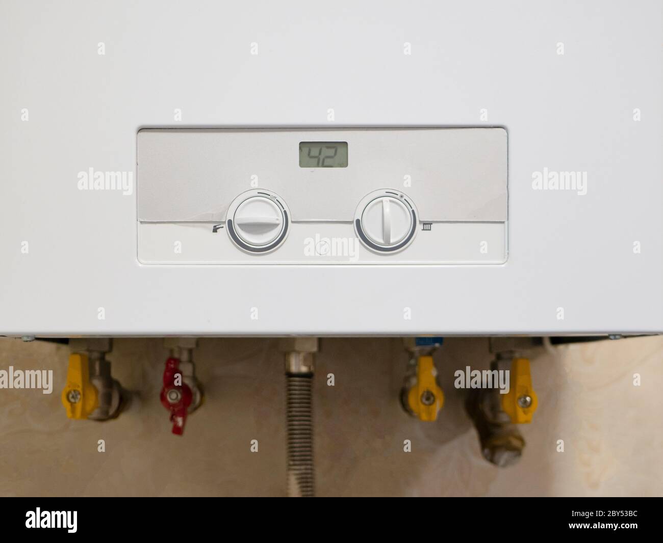 chauffe-eau moderne de chaudière à gaz avec tableau de commande, indicateur  de température et poignées de réglage Photo Stock - Alamy