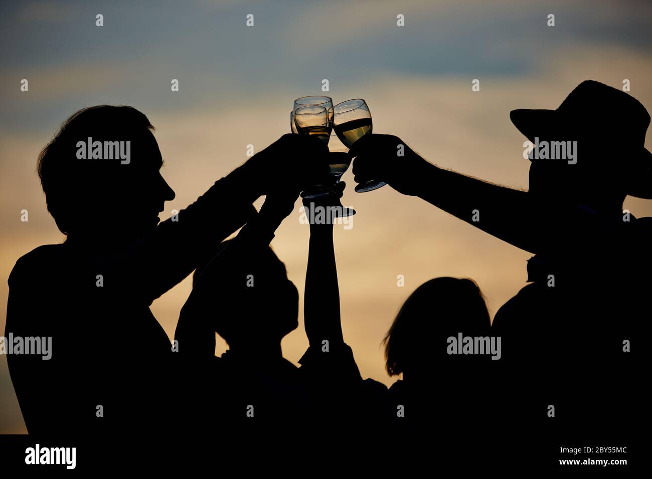 Les aînés se font dorlotez avec du vin mousseux le soir avant le coucher du soleil Banque D'Images