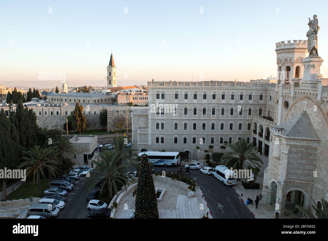 Vue aérienne de la vieille ville au coucher du soleil depuis notre Dame du centre de Jérusalem Banque D'Images