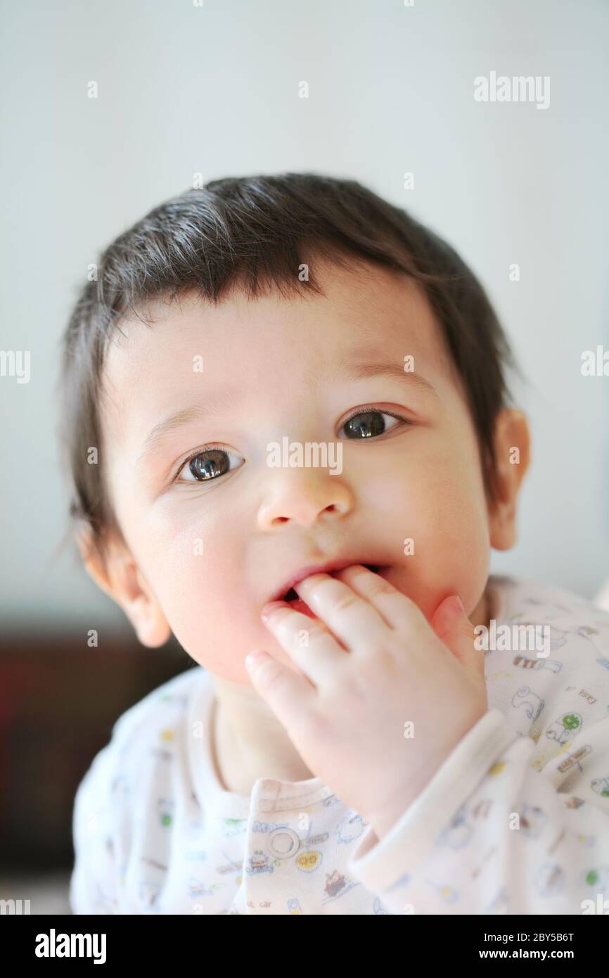 le petit garçon attend ses premières dents Banque D'Images