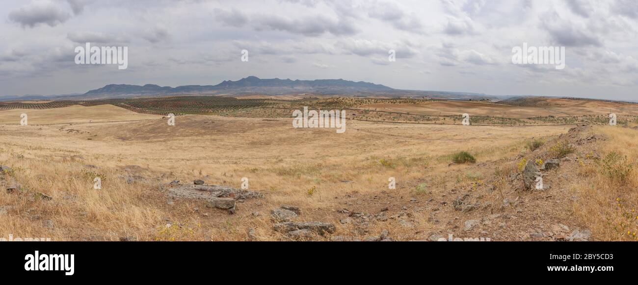 Vue générale de la Sierra Grande depuis la colline de Hornachuelos, oppidum romain-républicain pendant le 2ème siècle avant notre ère. Site archéologique, Ribera del Fresno, Espagne Banque D'Images