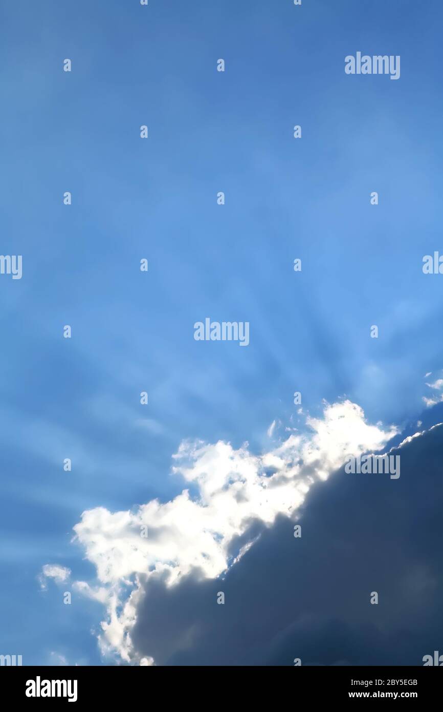 Les rayons du soleil enchâgent les nuages Banque D'Images