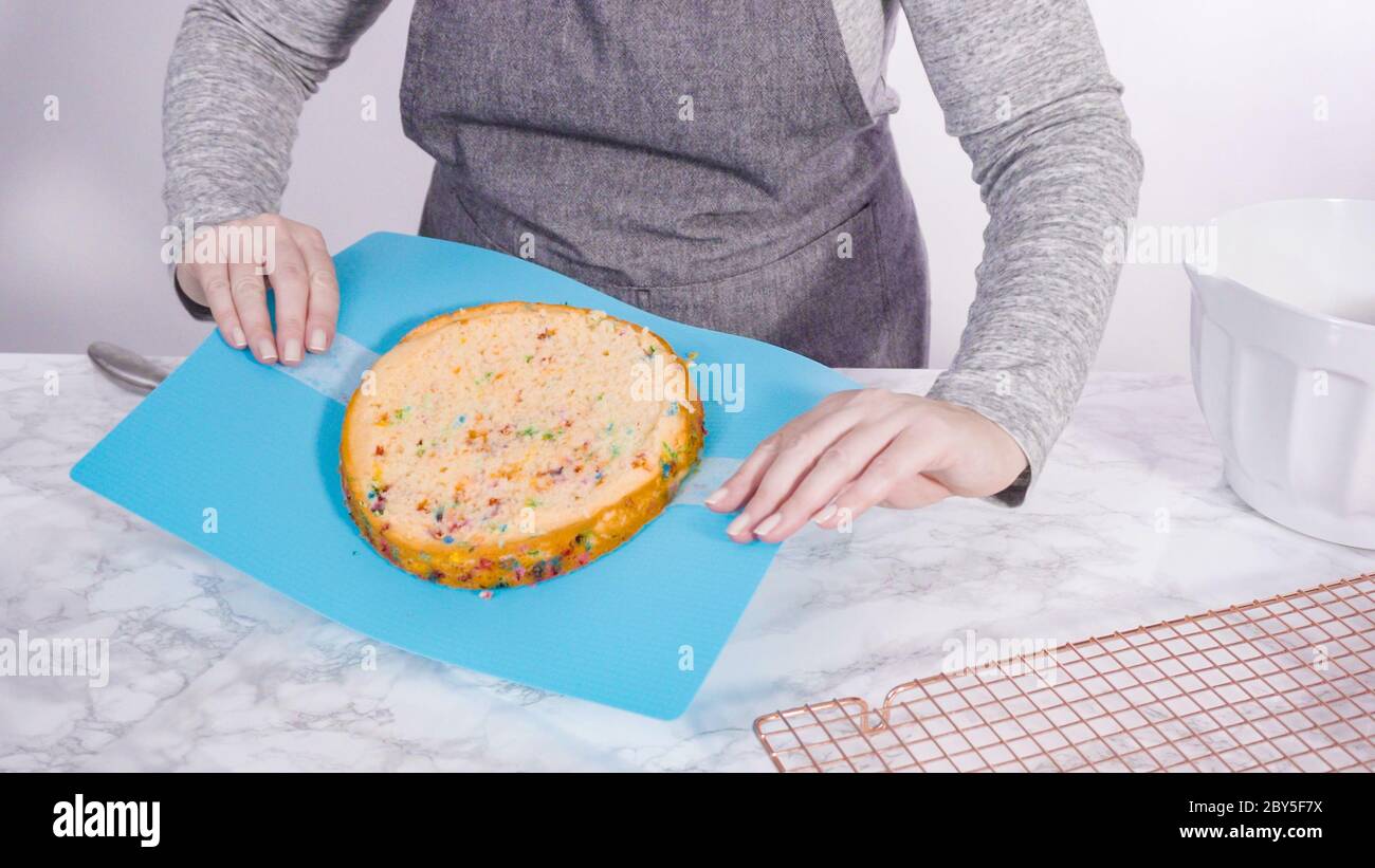 Etape Par Etape Retractable Du Funfetti Gateau En Cellophane Et D Aluminium De Cuisine Pour La Conservation Au Congelateur Photo Stock Alamy