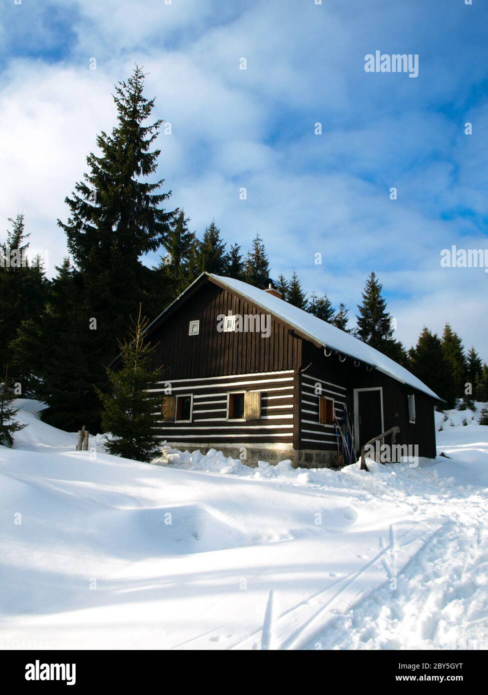 Petite cabane de montagne en hiver, Jizera Mountains, République Tchèque Banque D'Images
