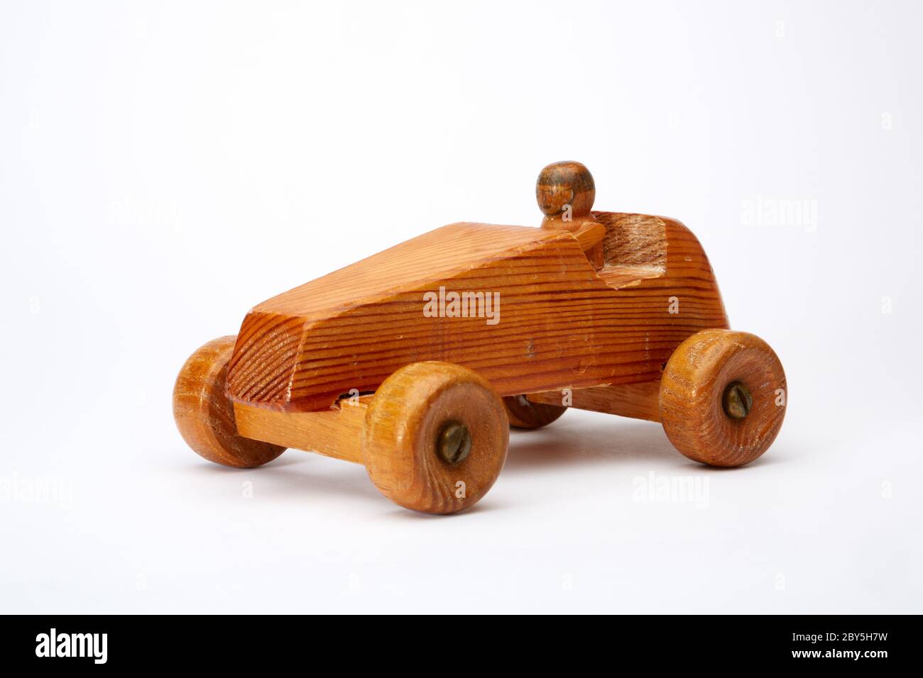 Photographie d'une voiture en bois avec chauffeur. Banque D'Images