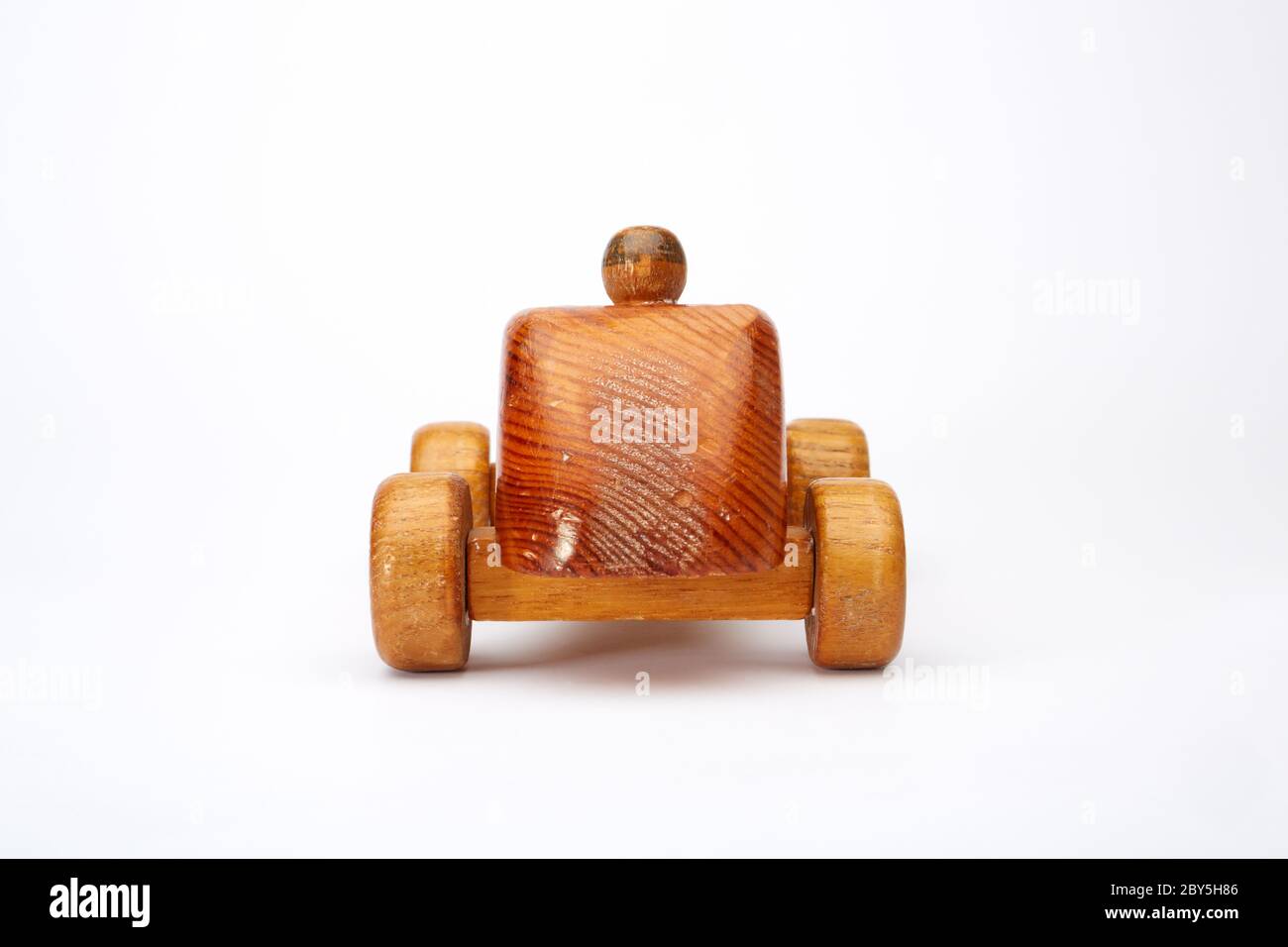 Photographie d'une voiture en bois avec chauffeur. Banque D'Images