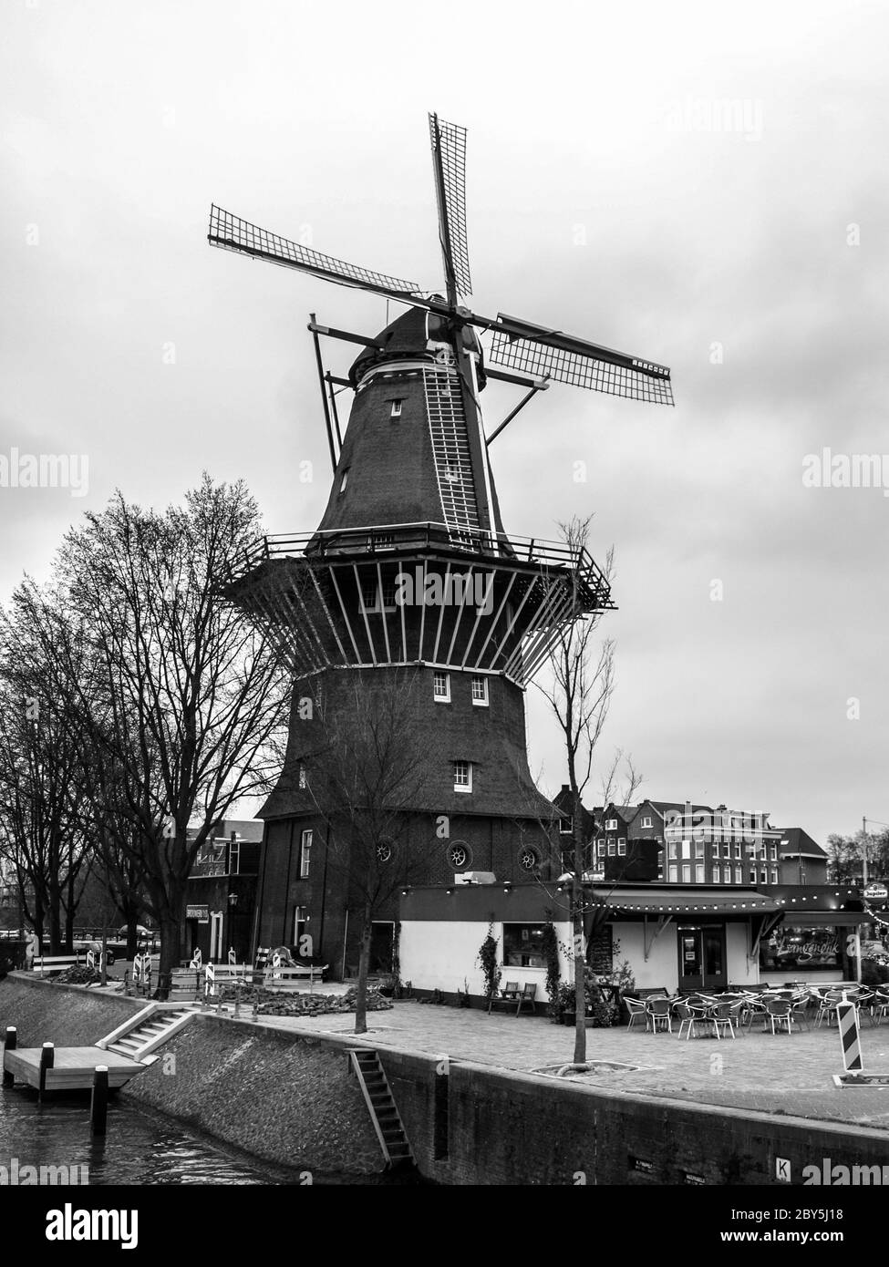 Moulin de Gooyer - ancien moulin en bois dans le centre d'Amsterdam, pays-Bas. Image en noir et blanc. Banque D'Images