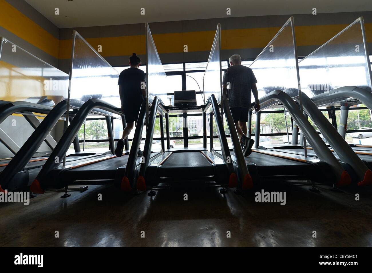 Bangkok, Thaïlande. 9 juin 2020. Les gens s'exercent avec des couches protectrices dans une salle de sport rouverte à Bangkok, Thaïlande, 9 juin 2020. Crédit : Rachen Sageamsak/Xinhua/Alay Live News Banque D'Images