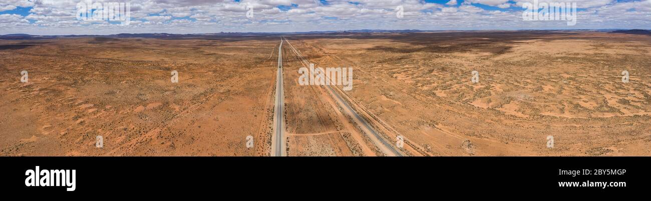 Vue panoramique aérienne d'un camion solitaire sur la Barrier Highway entre les petites colonies de Yunta et Nackara en Australie méridionale Banque D'Images