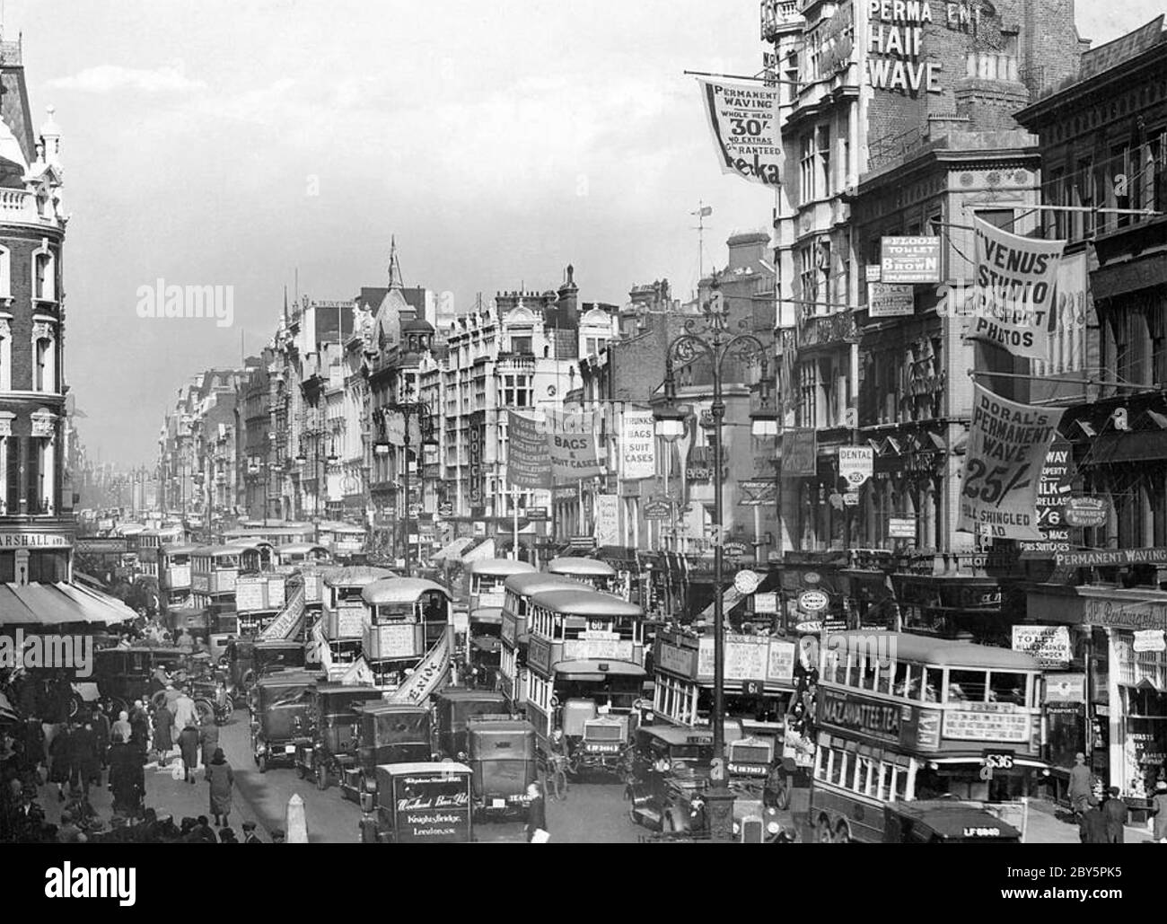 OXFORD STREET, Londres, vers l'est, vers 1930 Banque D'Images
