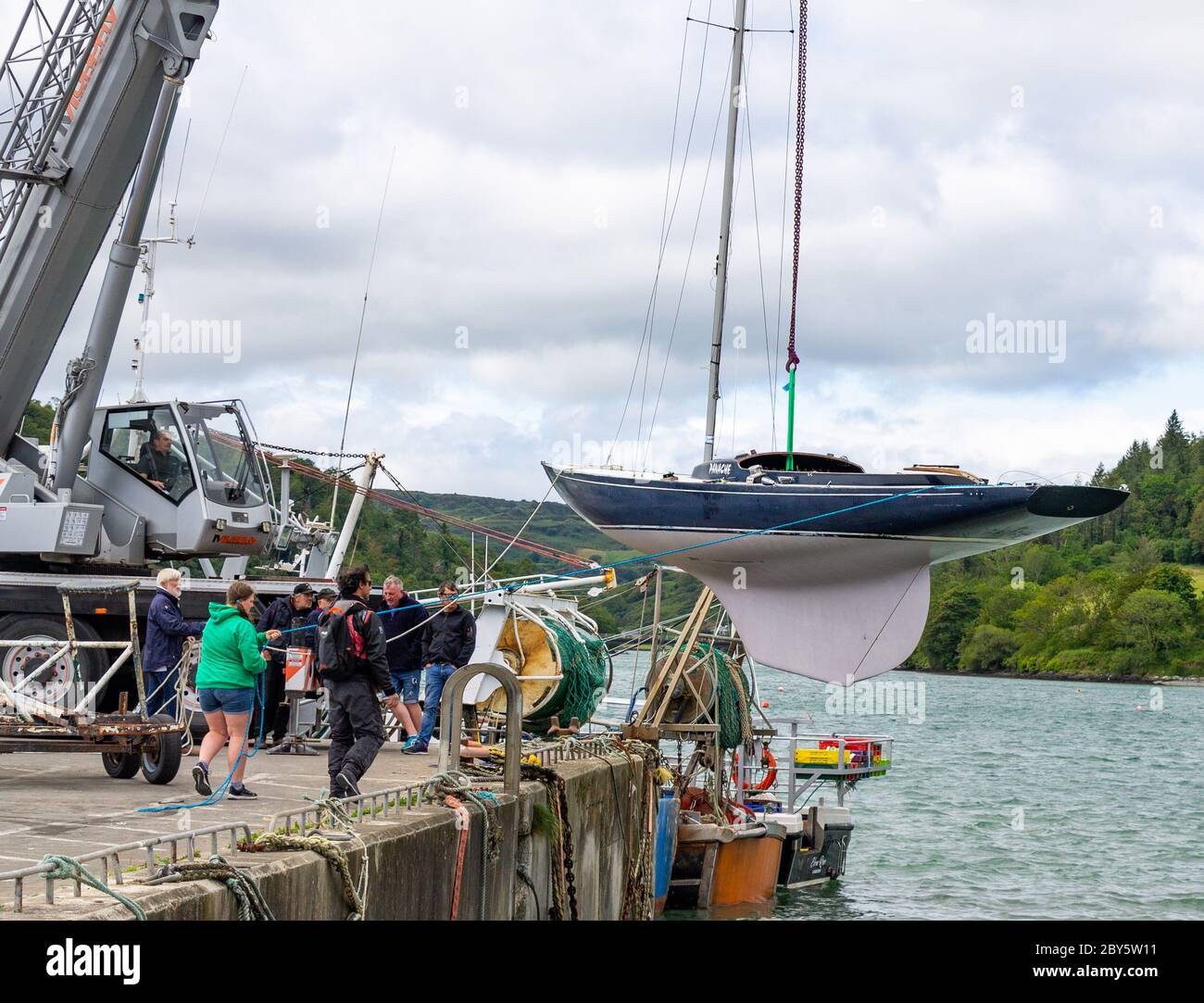 Yacht soulevé par grue mobile Banque D'Images