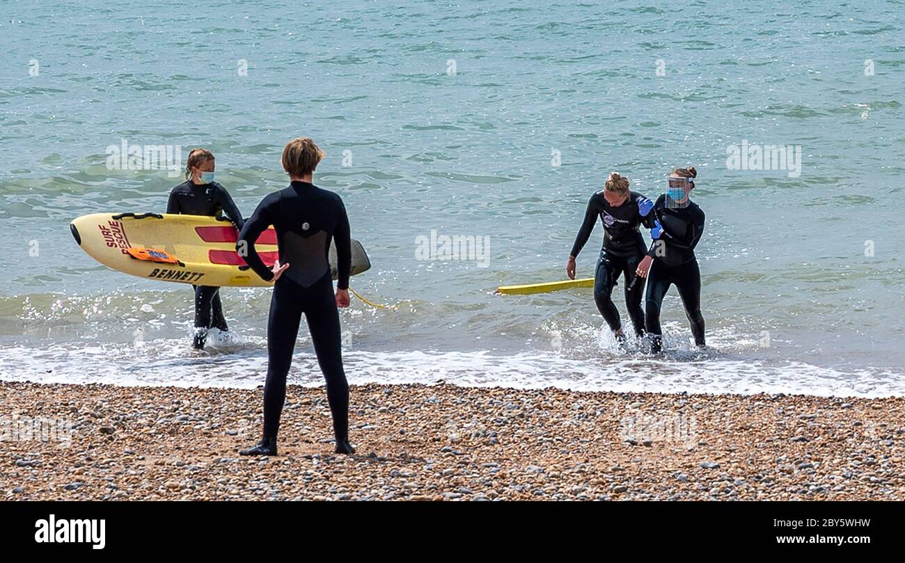 Brighton Royaume-Uni 9 juin 2020 - les sauveteurs de Brighton s'entraîner sur la plage aujourd'hui lors d'une journée ensoleillée pendant la crise pandémique du coronavirus COVID-19 . Crédit : Simon Dack / Alamy Live News Banque D'Images