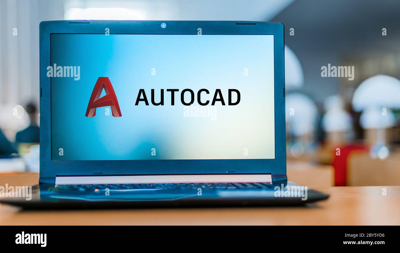 POZNAN, POL - APR 24, 2020: Ordinateur portable affichant le logo d'AutoCAD, une application commerciale de conception assistée par ordinateur (CAO) et de dessin, de Banque D'Images