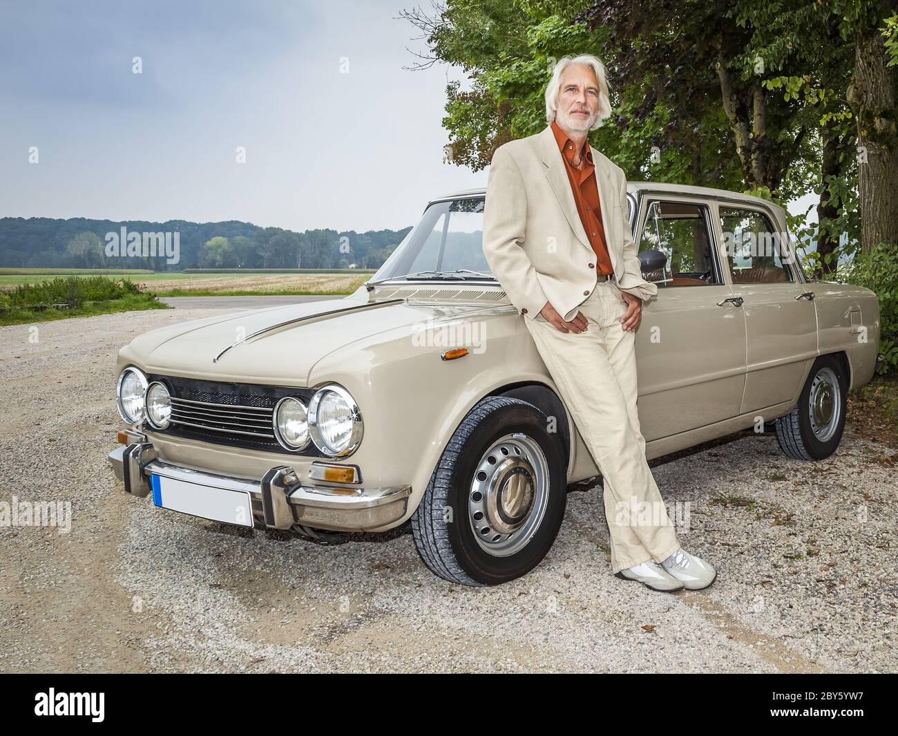 homme devant sa voiture Photo Stock Alamy