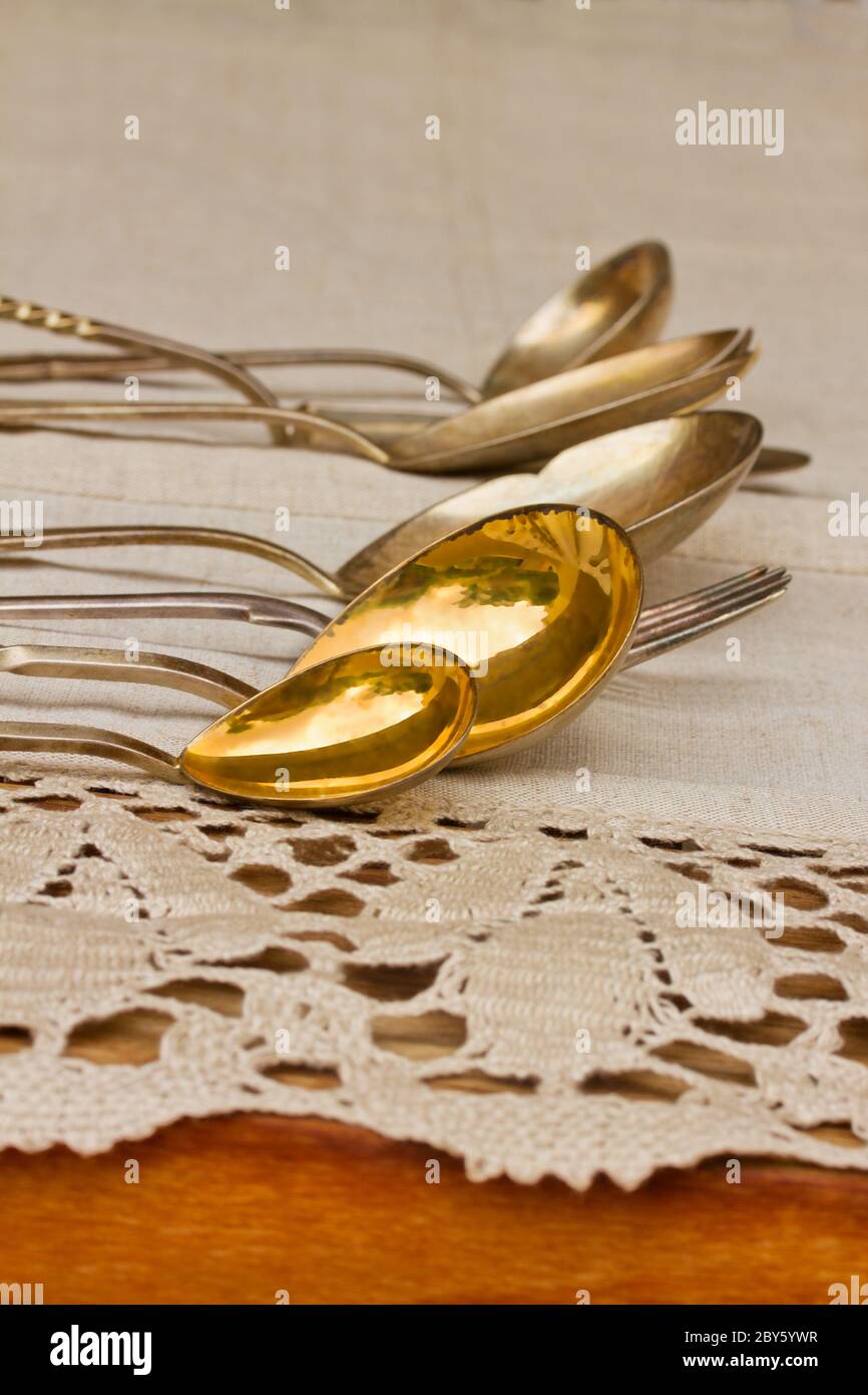coutellerie antique sur la nappe en lin Banque D'Images