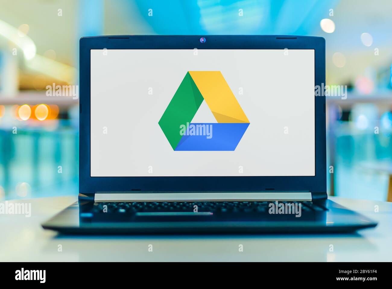 POZNAN, POL - APR 3, 2020: Ordinateur portable affichant le logo de Google Drive, un service de stockage de fichiers et de synchronisation développé par Google Banque D'Images