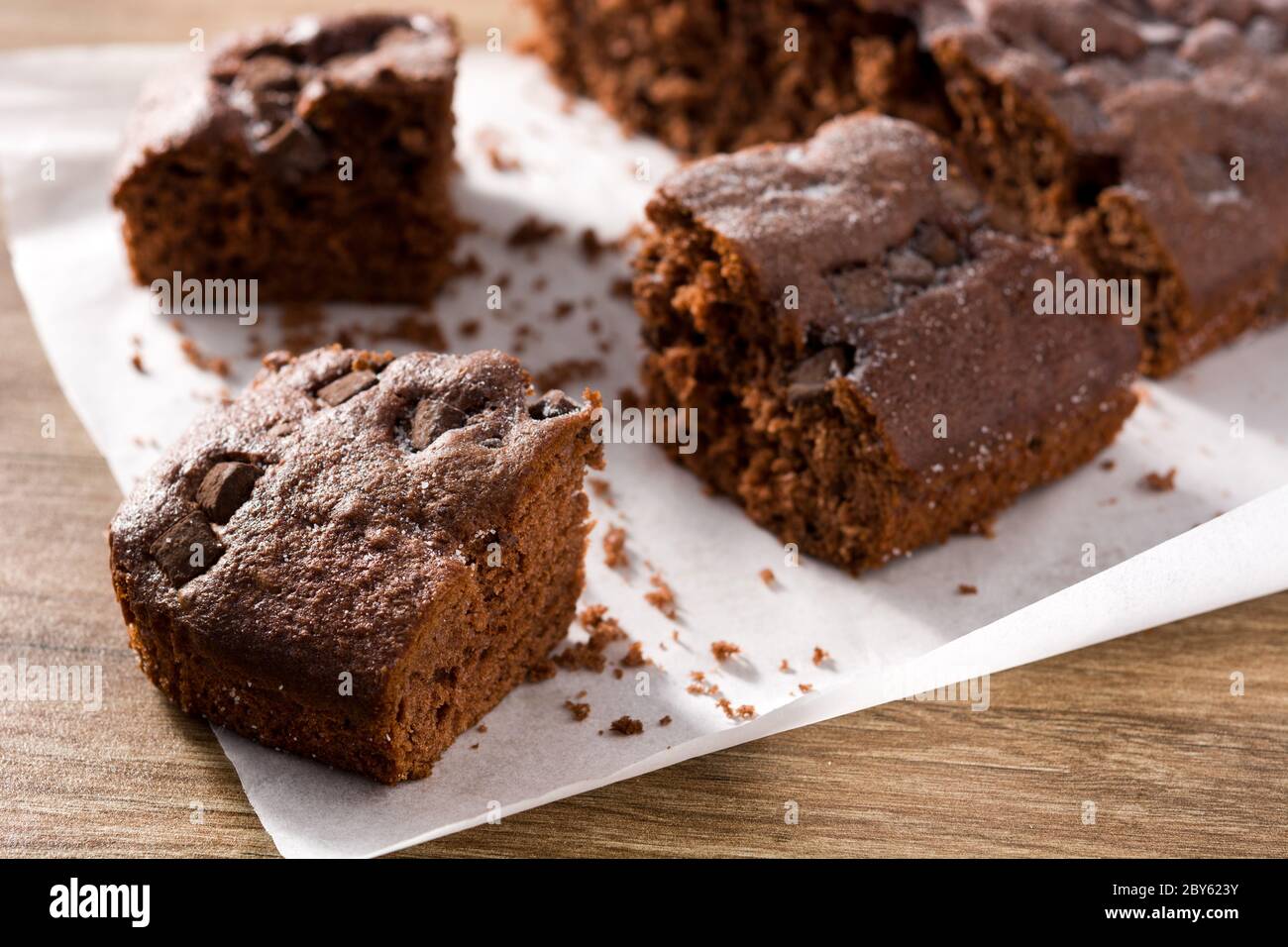 Tranche de gâteau éponge au chocolat sur une table en bois Banque D'Images