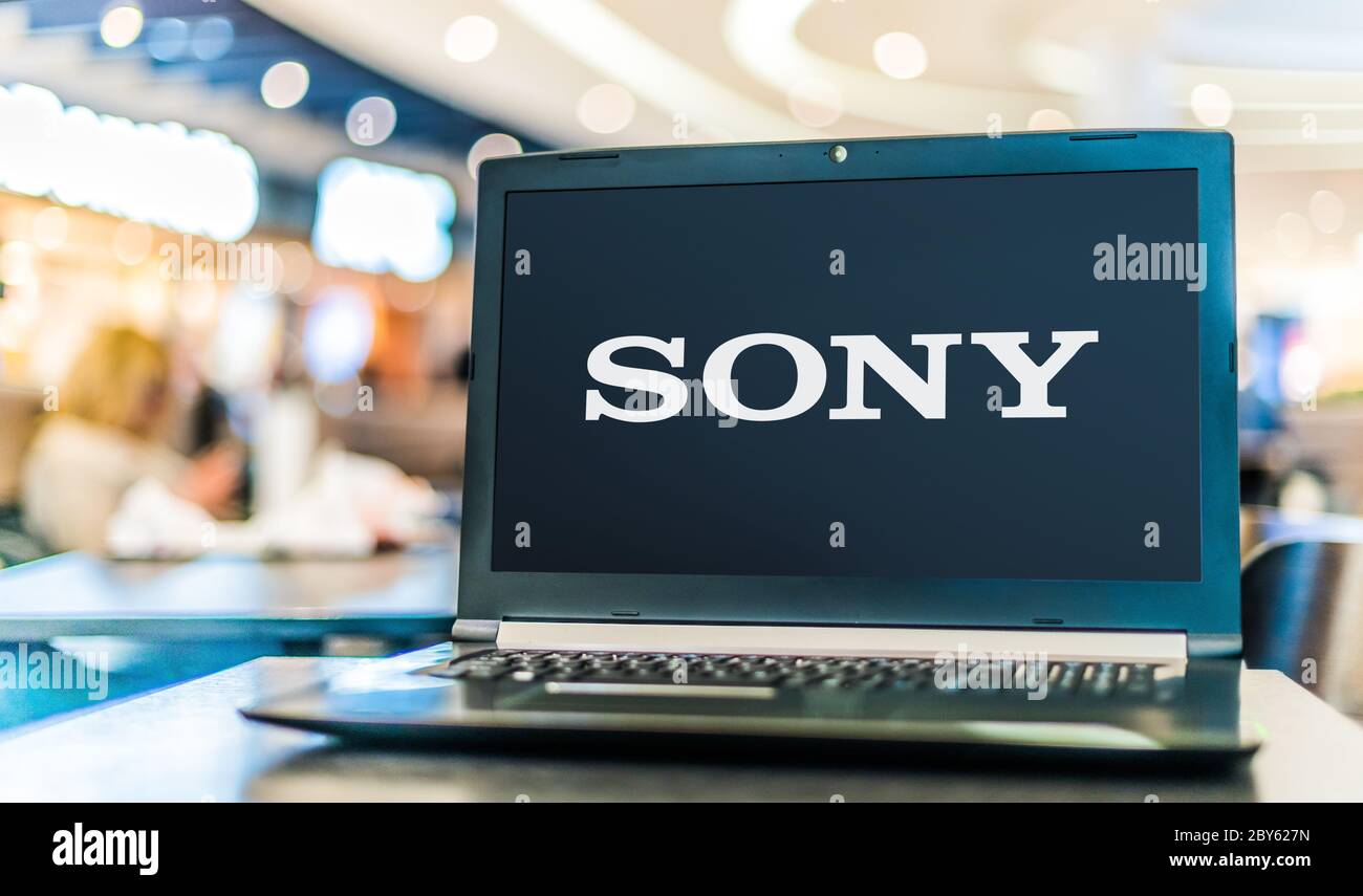 POZNAN, POL - APR 28, 2020 : ordinateur portable affichant le logo de Sony, une multinationale japonaise de conglomérat siège à Konan, Minato, Banque D'Images