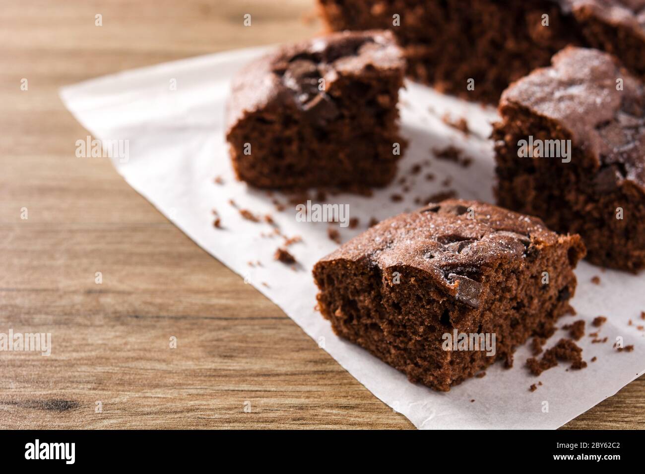 Tranche de gâteau éponge au chocolat sur une table en bois. Copier l'espace Banque D'Images