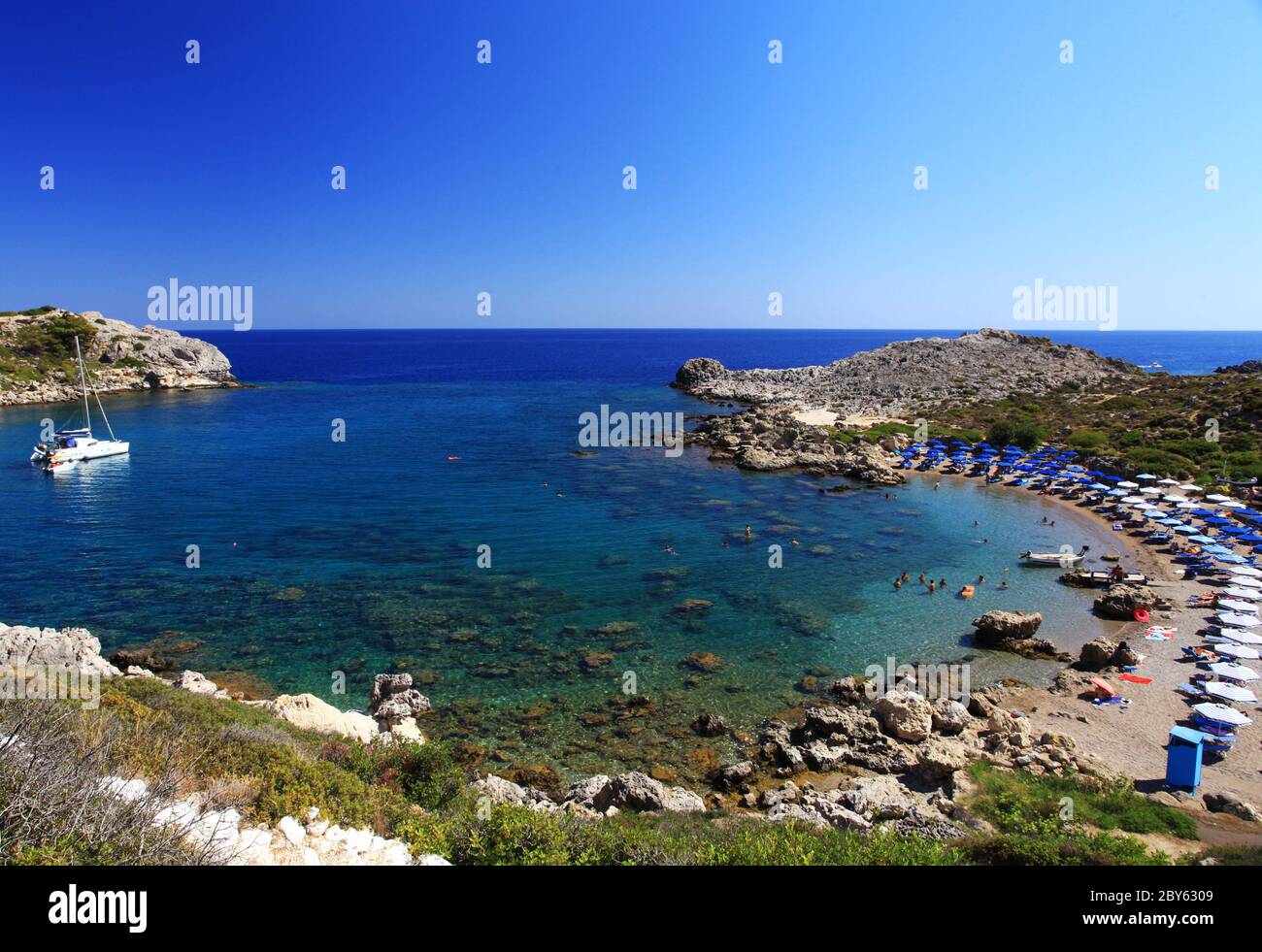 Eaux d'azur dans une petite baie de Rhodes Grèce Banque D'Images