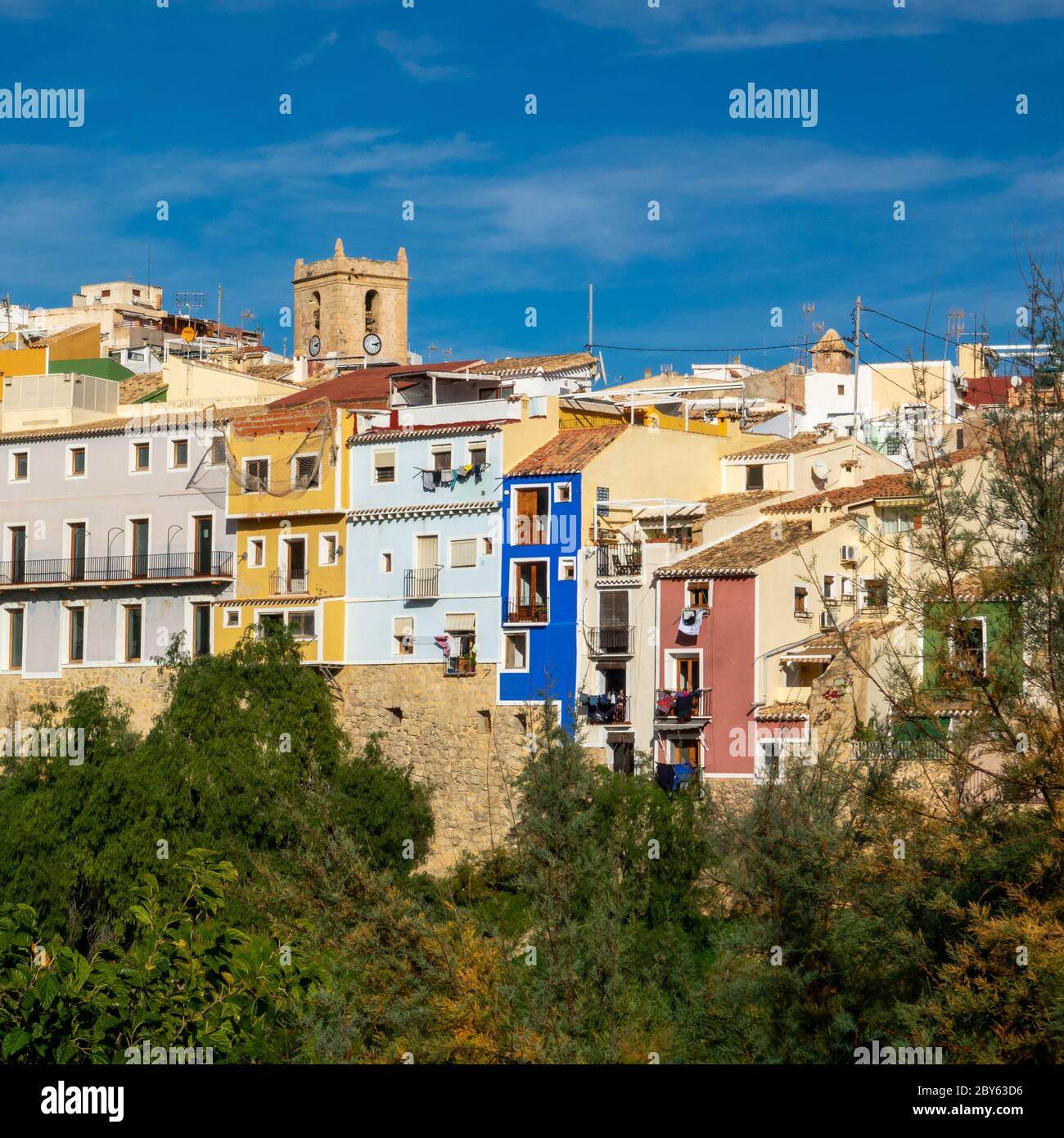 Maisons colorées en bord de mer de Villajoyosa en Espagne. Banque D'Images