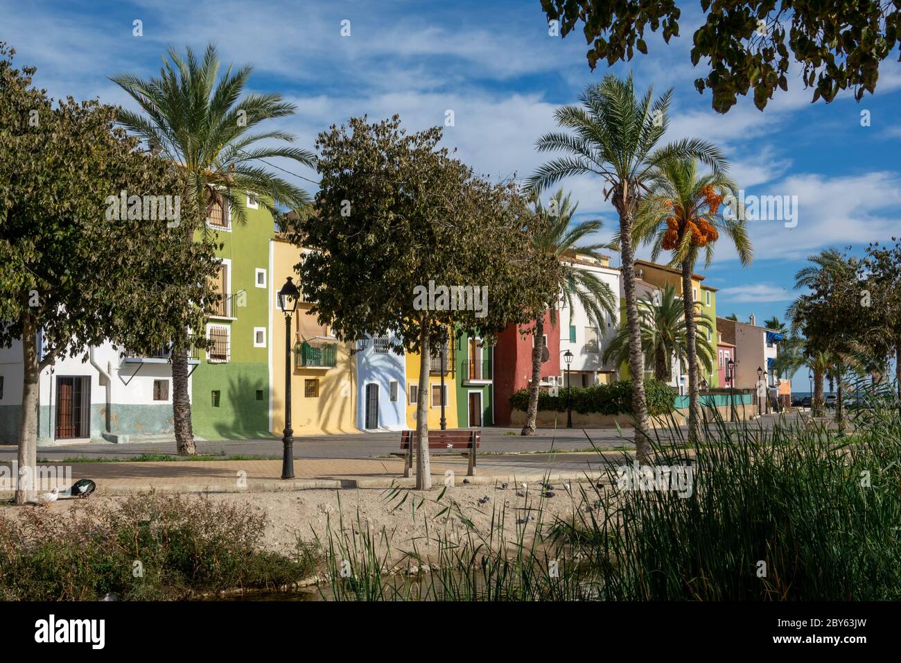 Maisons colorées en bord de mer de Villajoyosa en Espagne. Banque D'Images