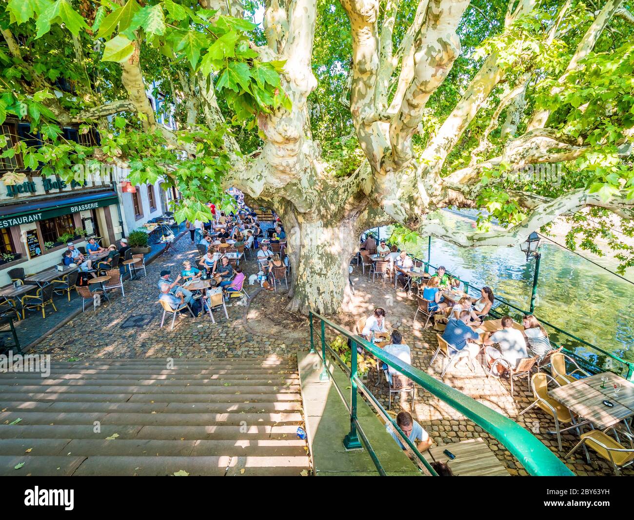 Les gens au café en plein air de la petite France, vieille ville médiévale de Strasbourg Banque D'Images