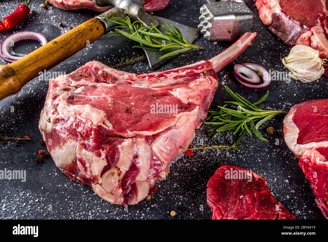 Ensemble de viandes de boucherie, différents steaks de bœuf avec ustensiles  de cuisine et de cuisson - fourchette à viande et nettoyant pour bouchers  et couteau à herbes Photo Stock - Alamy