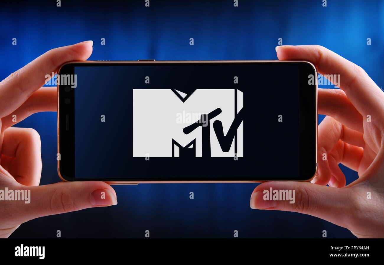 POZNAN, POL - 21 MAI 2020 : smartphone avec main affichant le logo de MTV, une chaîne américaine de télévision payante, basée à New York Banque D'Images